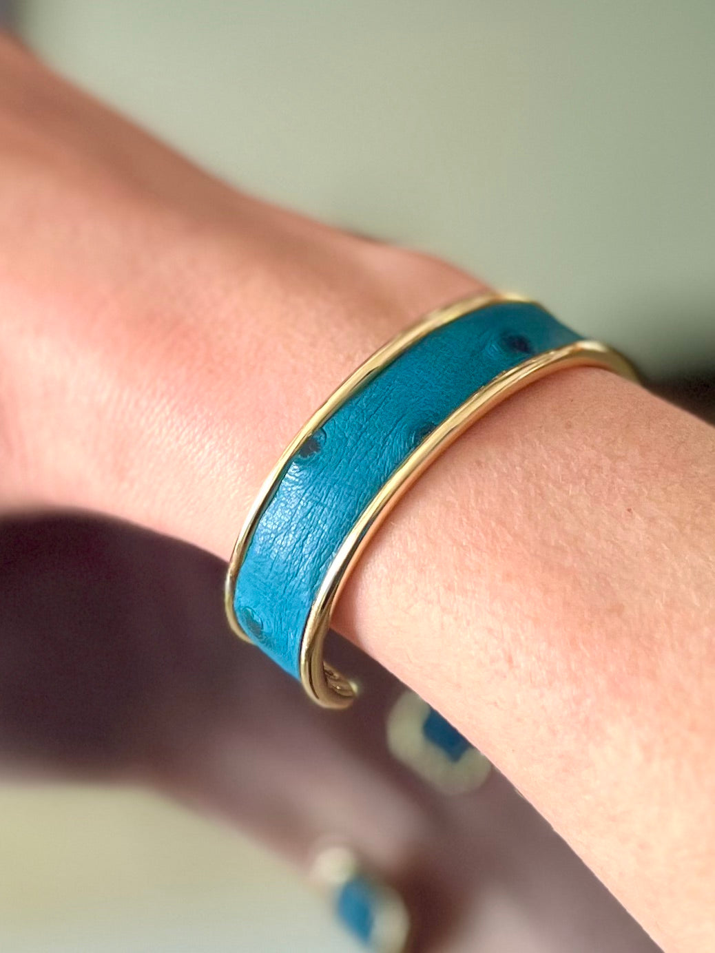 Bracelet Manchette Dorée en Cuir d'Exception