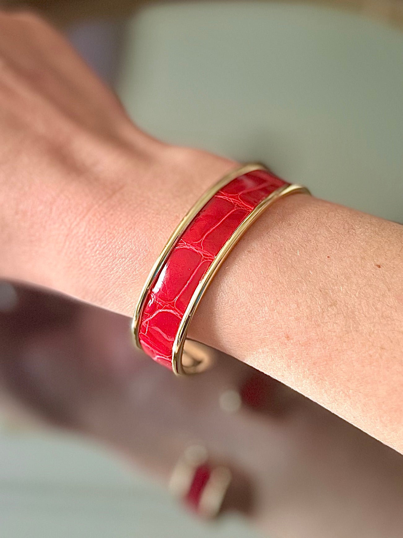 Bracelet Manchette Dorée en Cuir d'Exception
