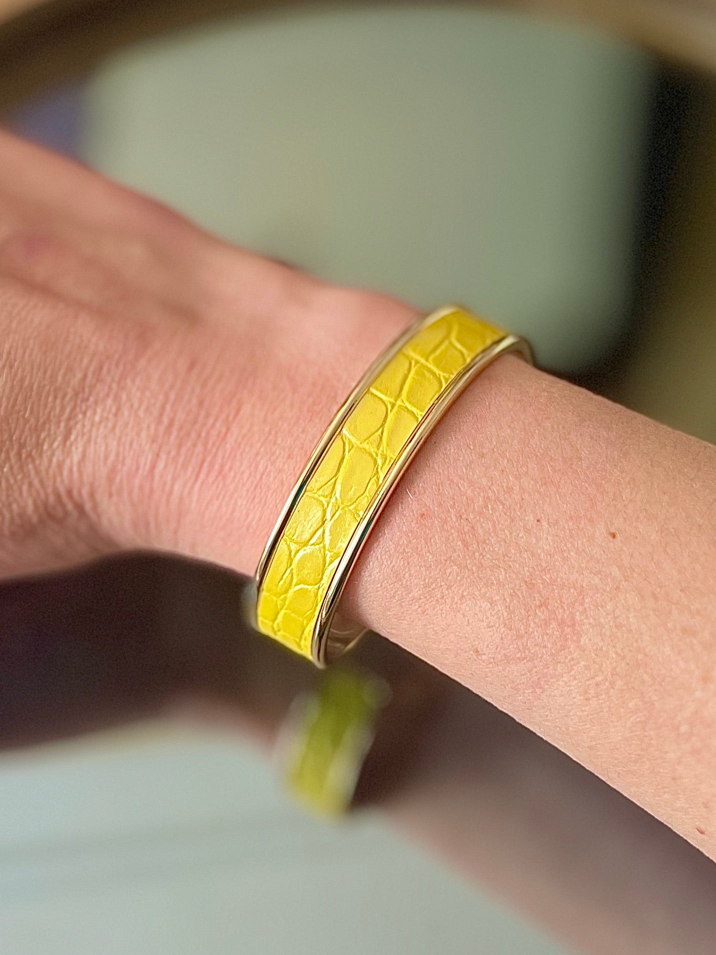 Bracelet Manchette Dorée en Cuir d'Exception