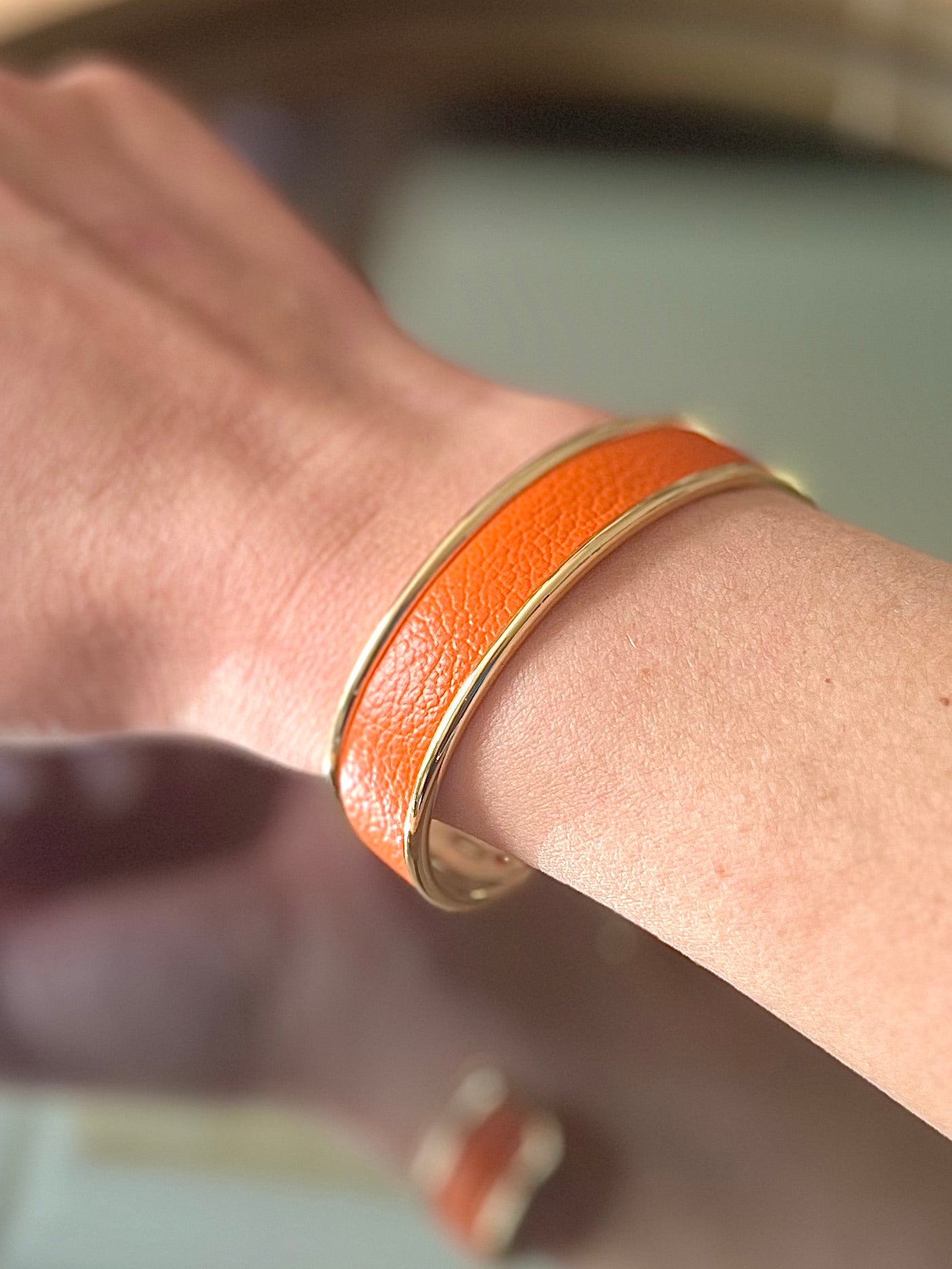 Bracelet Manchette Dorée en Cuir d'Exception