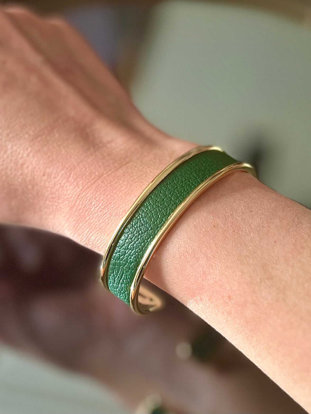 Bracelet Manchette Dorée en Cuir d'Exception