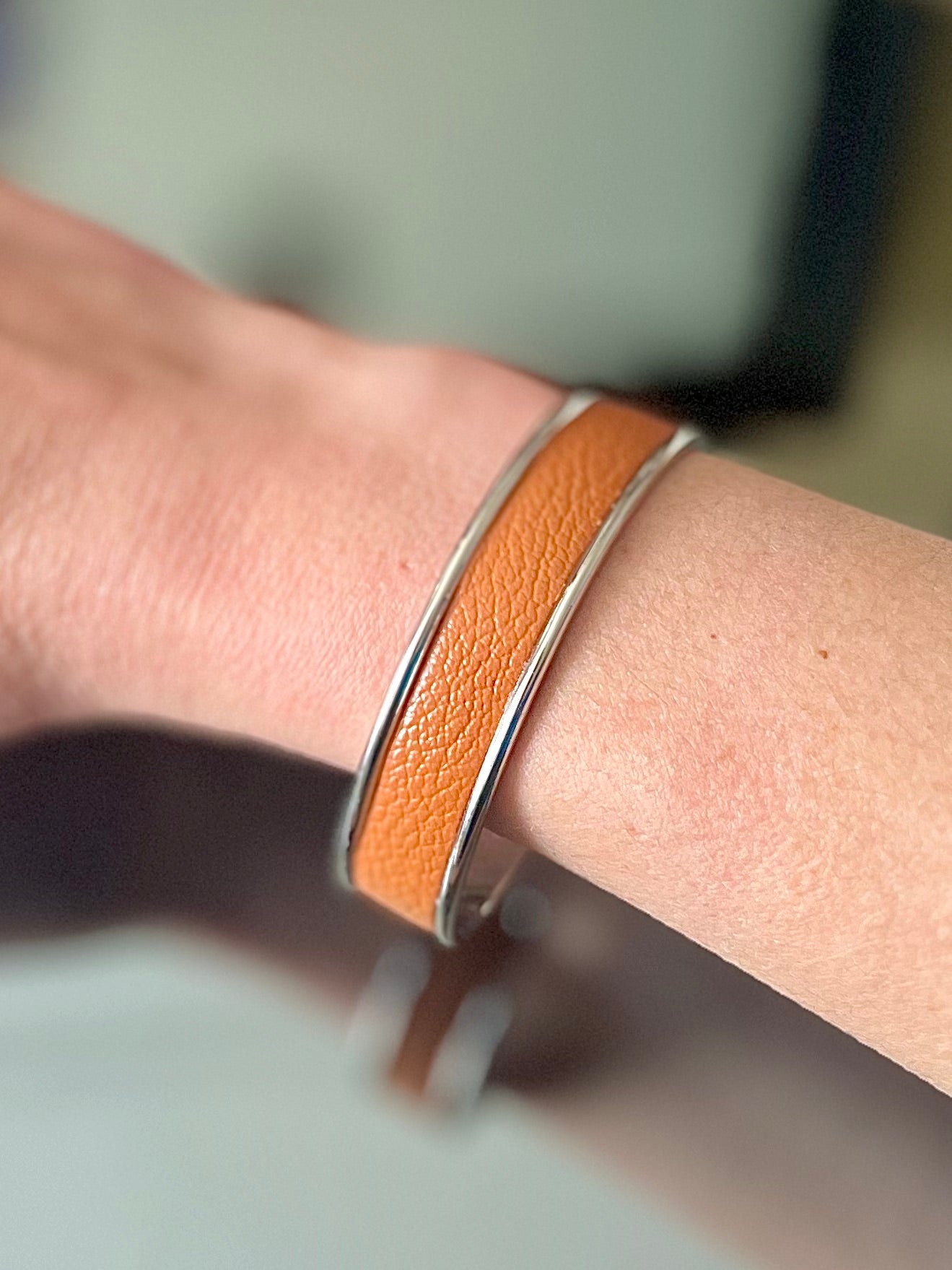 Bracelet Manchette Argenté en Cuir d'Exception
