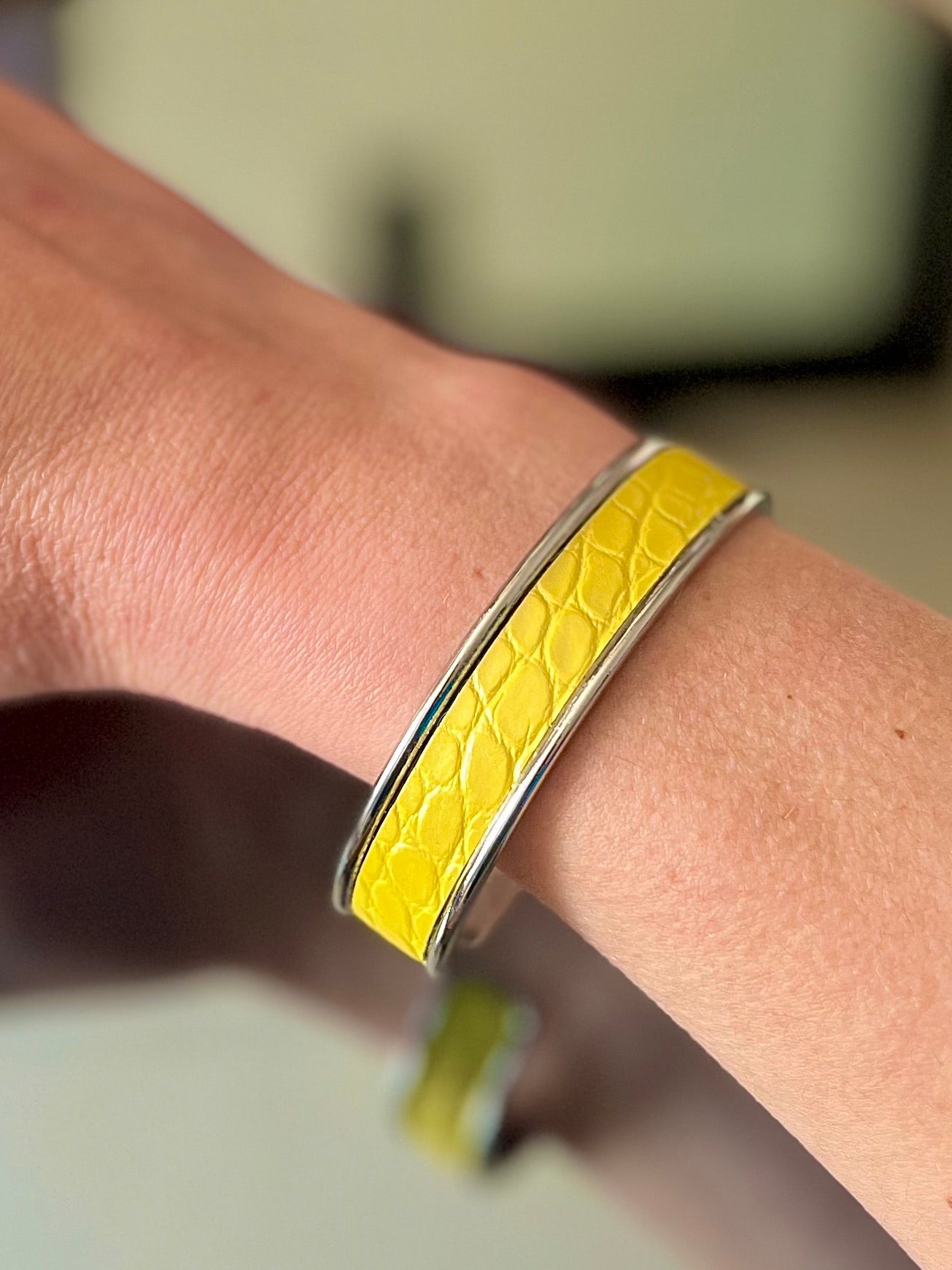 Bracelet Manchette Argenté en Cuir d'Exception
