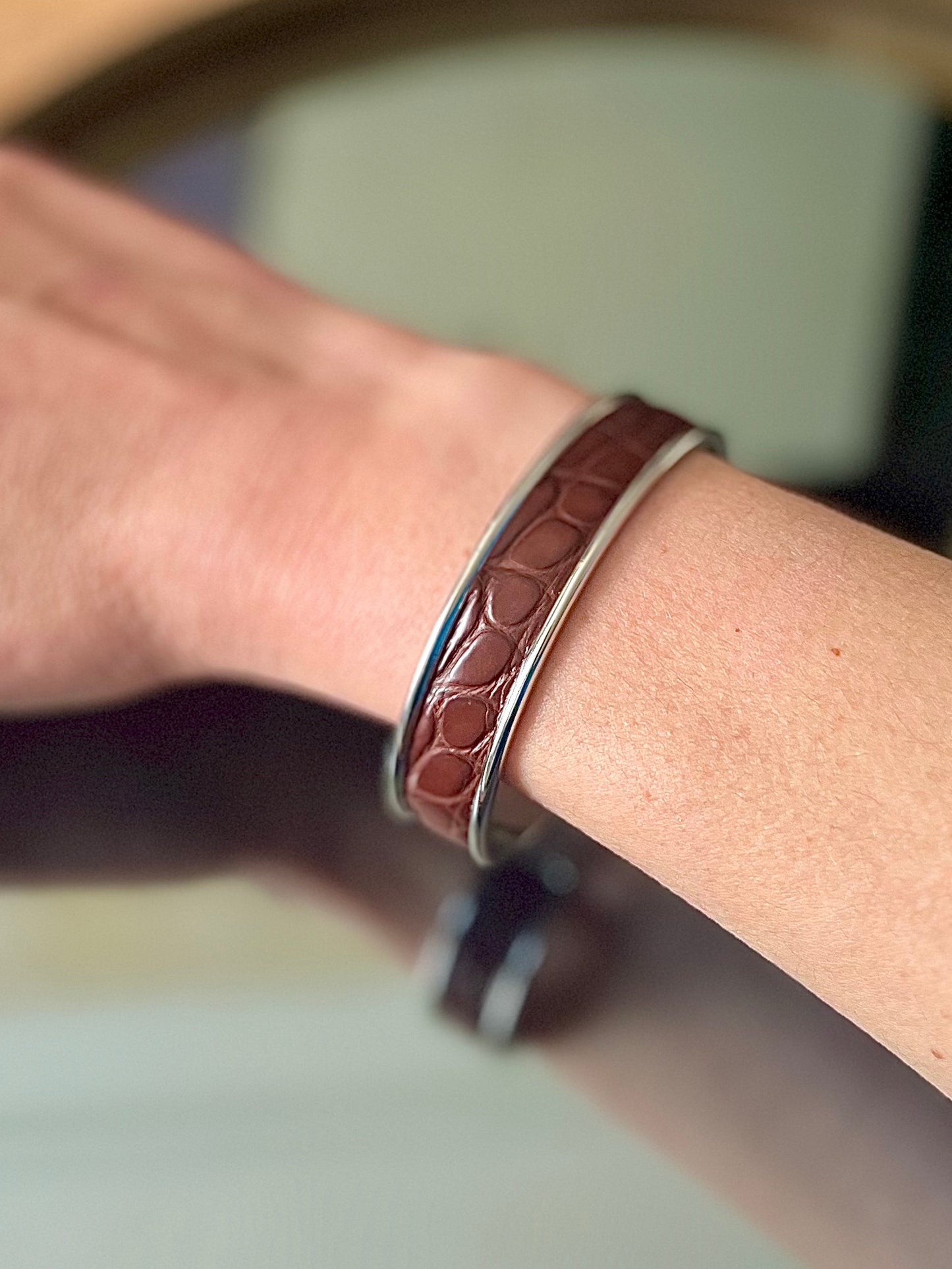 Bracelet Manchette Argenté en Cuir d'Exception
