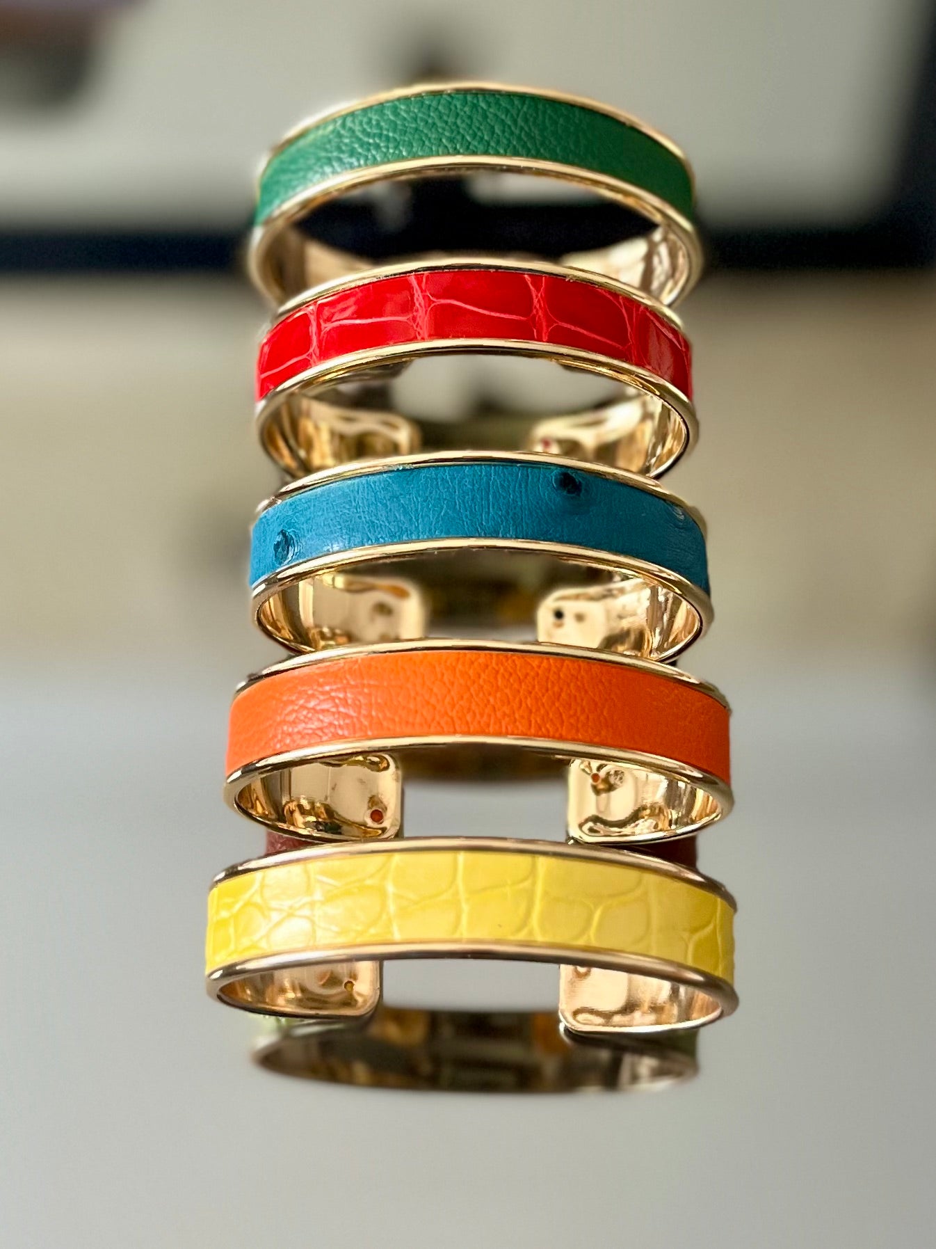 Bracelet Manchette Dorée en Cuir d'Exception