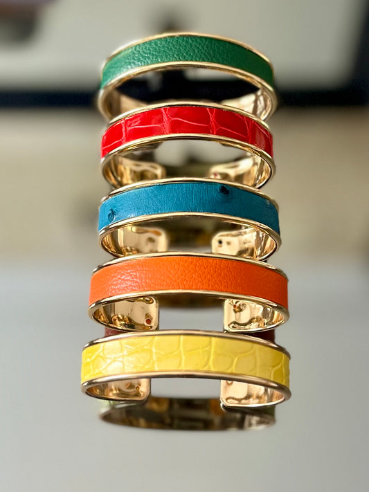 Bracelet Manchette Dorée en Cuir d'Exception