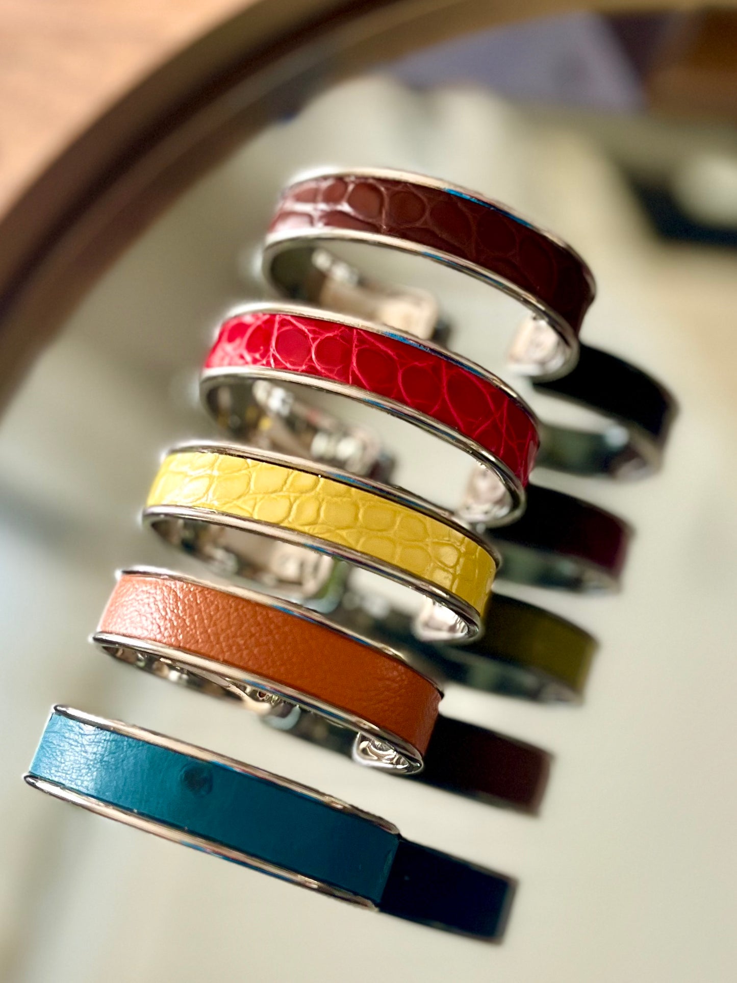 Bracelet Manchette Argenté en Cuir d'Exception