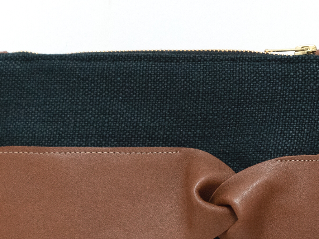 Maxi Pochette chanvre noir et cuir rouge