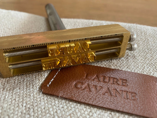 Sac ou pochette en cuir upcyclé personnalisé par marquage à chaud doré – création artisanale et écoresponsable Fossette Création