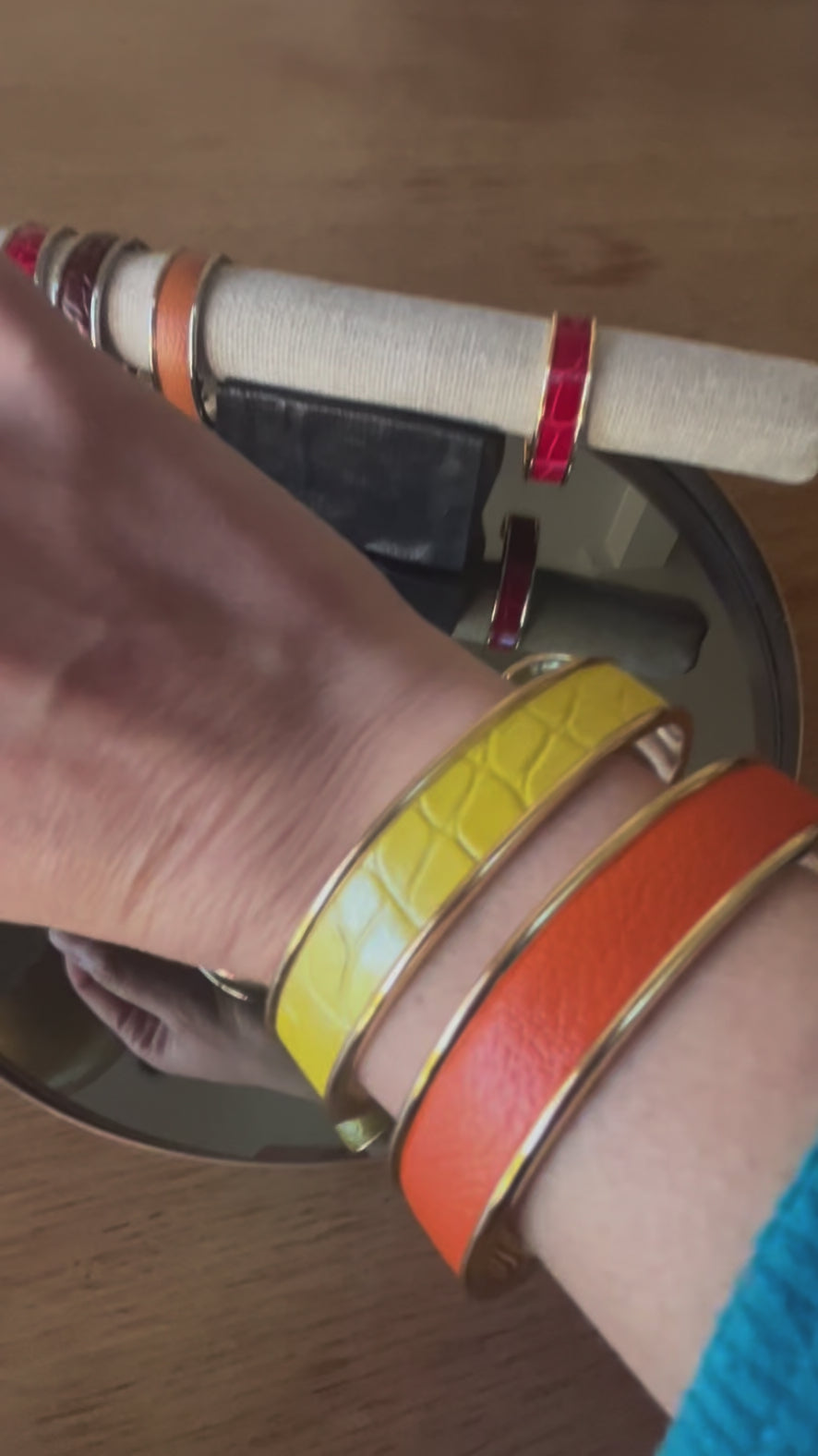 Bracelet Manchette Dorée en Cuir d'Exception